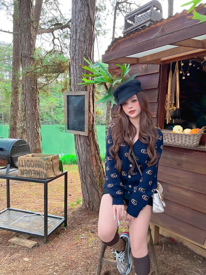 Cô cho biết, luôn ưu tiên sử dụng các phương pháp làm đẹp không phẫu thuật, đồng thời chăm chỉ đến spa để chăm sóc cơ thể.