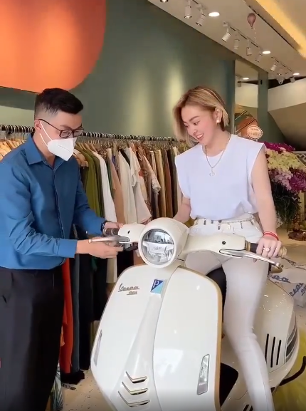 Cũng trong livestream, Trang Nemo cho biết chiếc xe này sau khi về Việt Nam và với độ hiếm của nó thì đã tăng giá gấp đối, xấp xỉ 1,3 tỷ đồng.