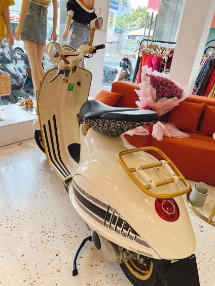 Mặc dù đã ra mắt thế giới từ tháng 6/2020, nhưng phải đến bây giờ Vespa 946 Christian Dior mới về Việt Nam với số lượng giới hạn sau khi thương hiệu Ý nhận đặt hàng từ đầu năm 2021.