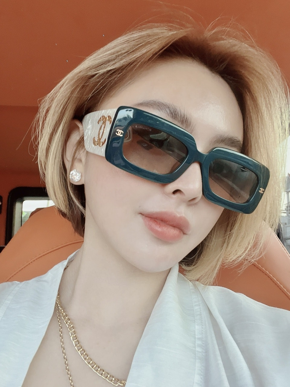 Trang Nemo có niềm đam mê đặc biệt với xe cộ. Bà chủ cửa hàng quần áo nổi tiếng ở TP HCM từng khoe sở hữu chiếc Porsche 718 Cayman, SUV hạng sang Mercedes-AMG G 63.