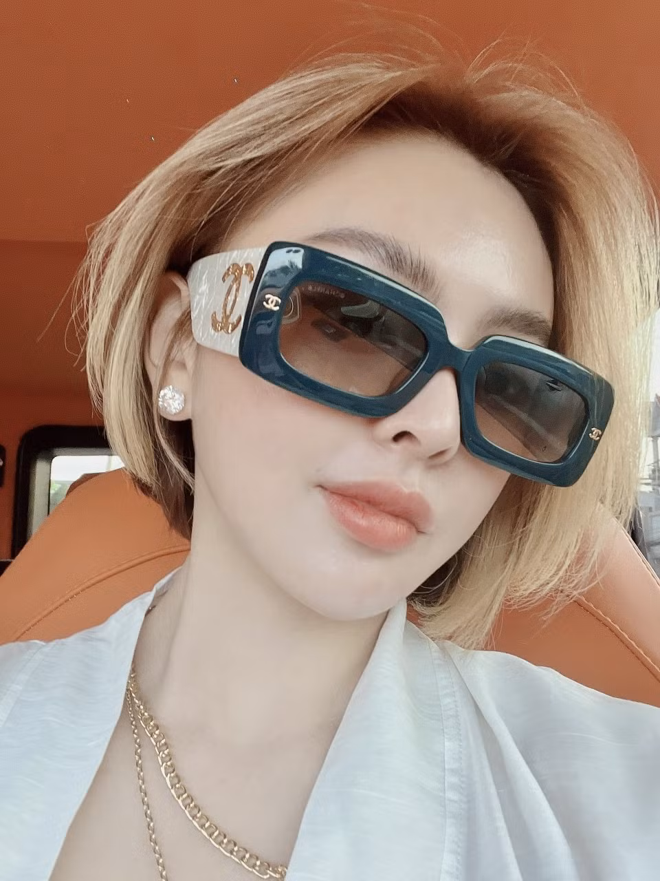 Trang Nemo có niềm đam mê đặc biệt với xe cộ. Bà chủ cửa hàng quần áo nổi tiếng ở TP HCM từng khoe sở hữu chiếc Porsche 718 Cayman, SUV hạng sang Mercedes-AMG G 63.