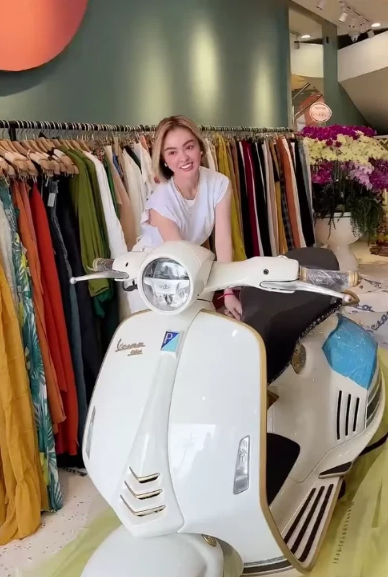 Ngay sau khi nhận được chiếc xe, hot girl Trang Nemo đã livestream đập hộp lên MXH, cũng nhân đây, netizen mới được dịp soi cận cảnh chiếc xe đắt xắt ra miếng này.