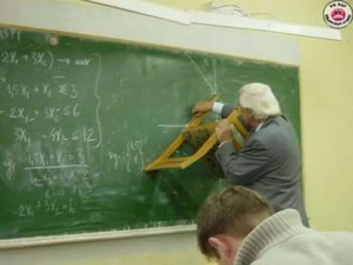 Việc chuẩn bị đầy đủ dụng cụ dạy học, bài vở, giáo trình là việc mà thầy cô giáo phải làm. Tuy nhiên làm thế nào nếu như lên lớp giảng dạy mà thầy cô mới phát hiện mình đã quên mang dụng cụ giảng dạy như thước kẻ, compa...