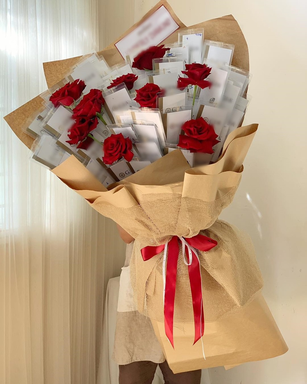 Chủ tiệm kim cương tại Cần Thơ cho biết vị đại gia này đã chọn 99 viên kim cương, giá thị trường hơn 66,6 triệu đồng/viên, tương đương khoảng 6,5 tỉ đồng để làm món quà tặng nhân ngày 8/3.