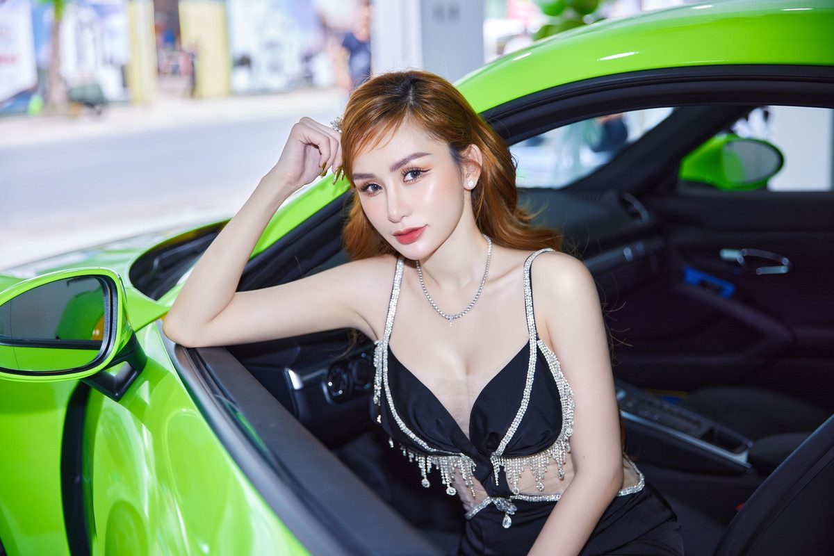 Mỗi lần xuất hiện cô đều khiến dân tình trầm trồ vì phong cách ăn mặc sành điệu, nóng bỏng kể cả khi đang mang bầu em bé thứ 3.