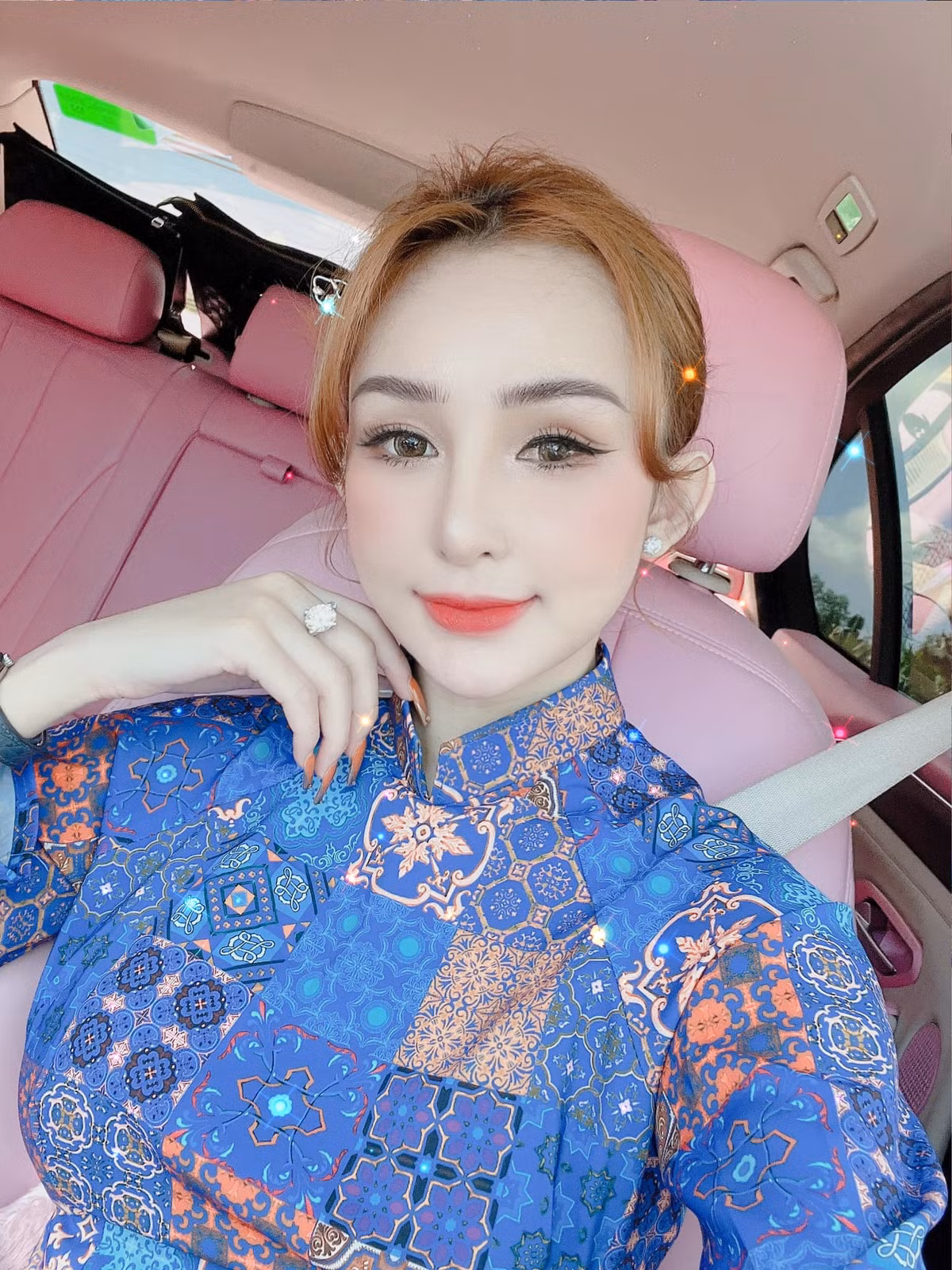 Dù ở nhà hay đi tiệc, Nguyễn Tiên luôn xuất hiện chỉn chu, khoác lên người những item vô cùng sành điệu và cá tính.