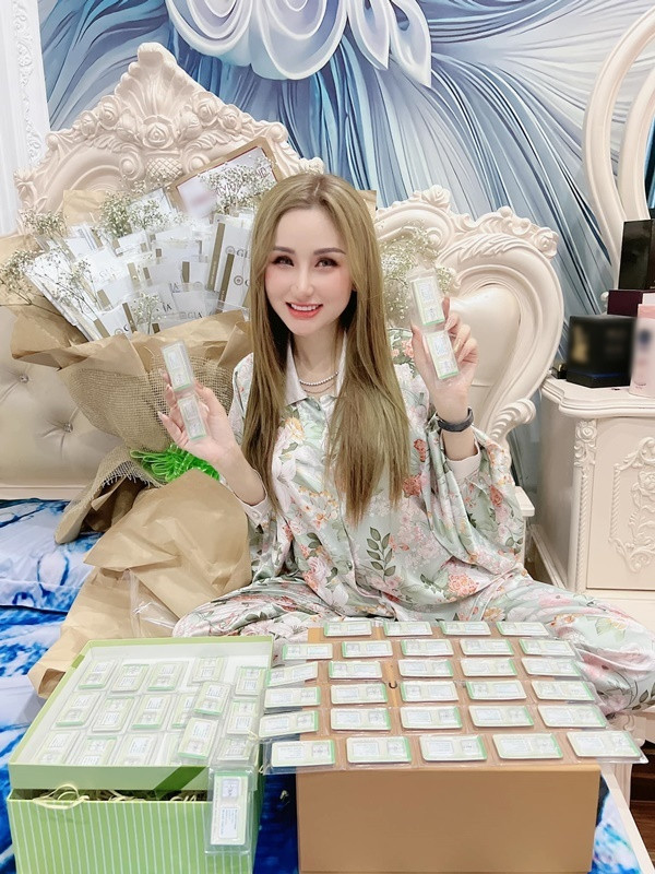 Nguyễn Tiên chia sẻ cảm xúc trên trang cá nhân của mình: "Mùng 8 tháng 3, cảm ơn anh! Tặng bó hoa kêu năm nay đẻ nữa, xỉu. 99 viên kim cương tượng trưng cho tình yêu vĩnh cửu."