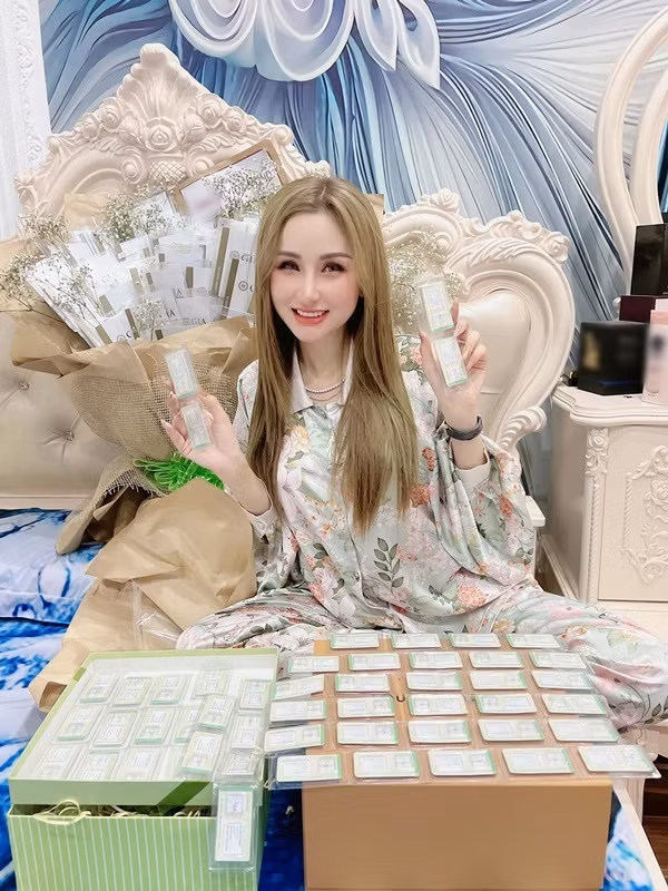 Nguyễn Tiên chia sẻ cảm xúc trên trang cá nhân của mình: "Mùng 8 tháng 3, cảm ơn anh! Tặng bó hoa kêu năm nay đẻ nữa, xỉu. 99 viên kim cương tượng trưng cho tình yêu vĩnh cửu."