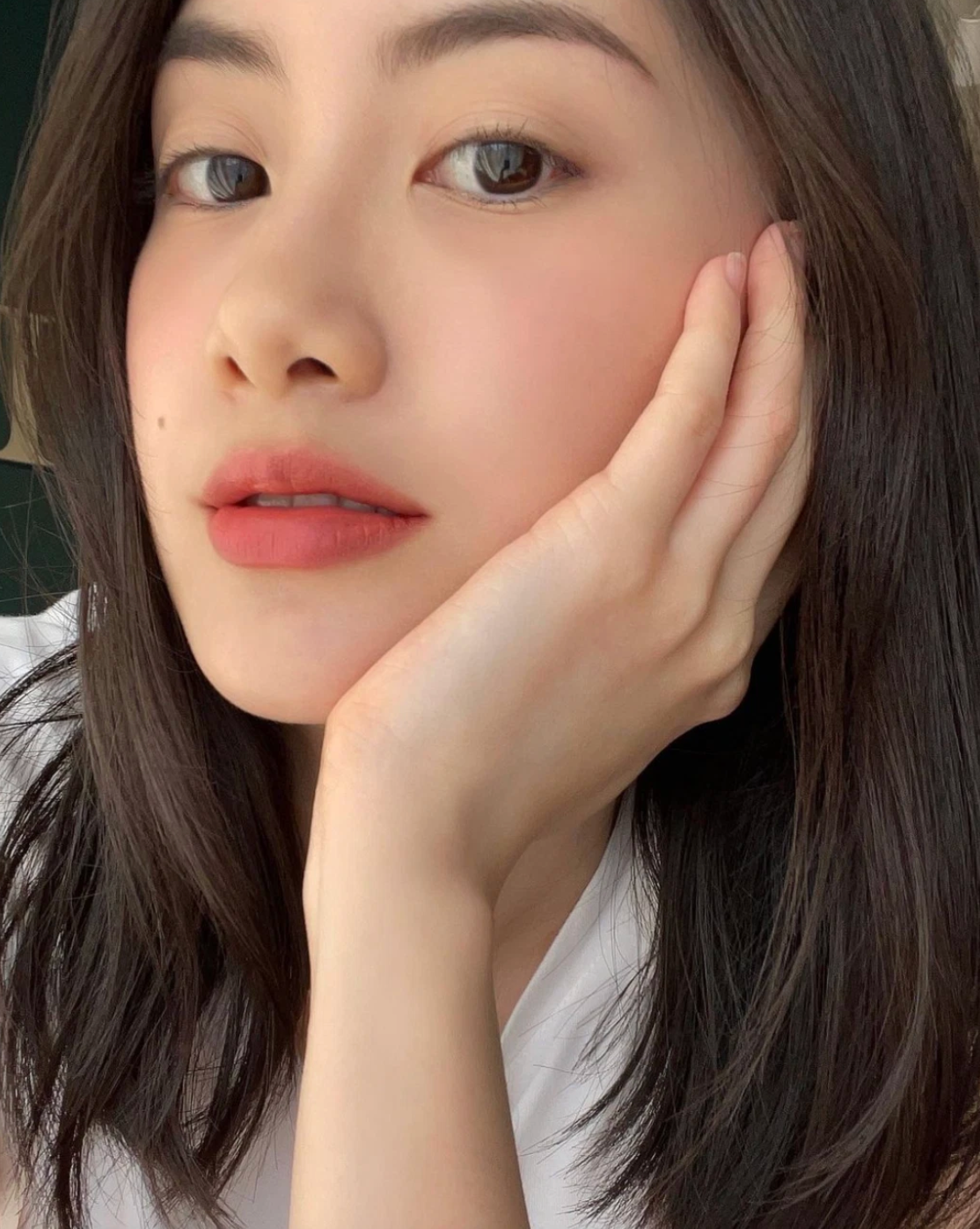 Cô có khả năng giao tiếp thông thạo 4 ngôn ngữ: Việt, Anh, Lào, Thái.