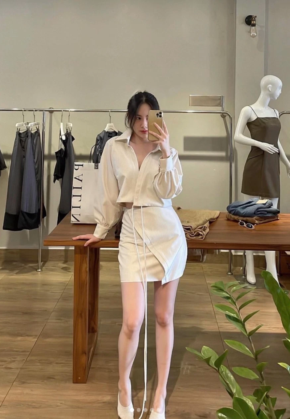 Với sự đầu tư hình ảnh cực kỳ chỉn chu, cô nàng là một trong những người có tầm ảnh hưởng lớn tới giới trẻ tại Lào.