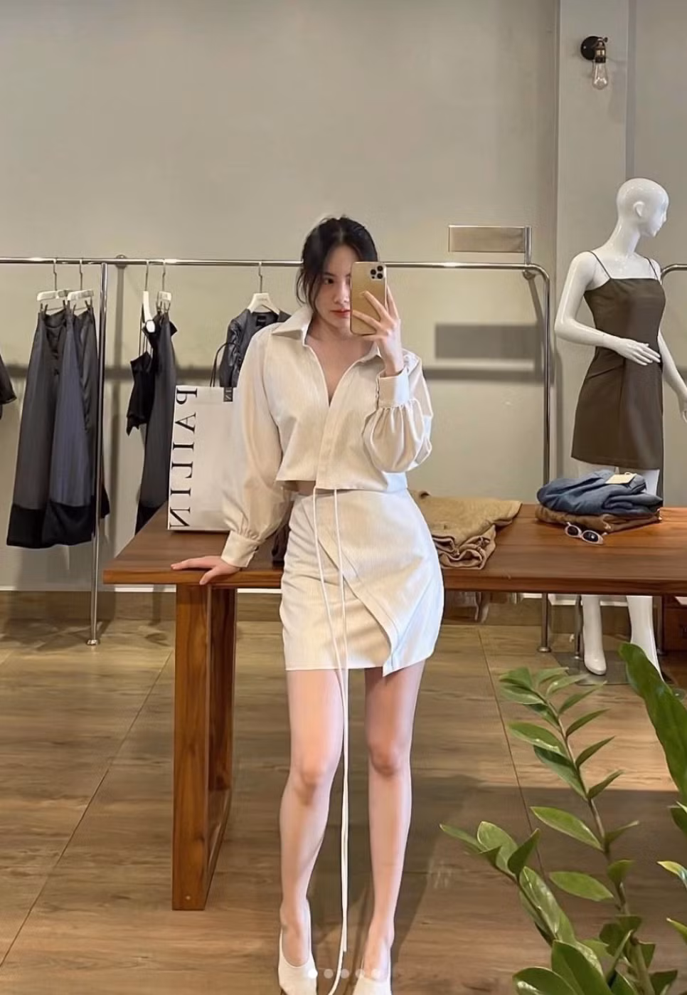 Với sự đầu tư hình ảnh cực kỳ chỉn chu, cô nàng là một trong những người có tầm ảnh hưởng lớn tới giới trẻ tại Lào.