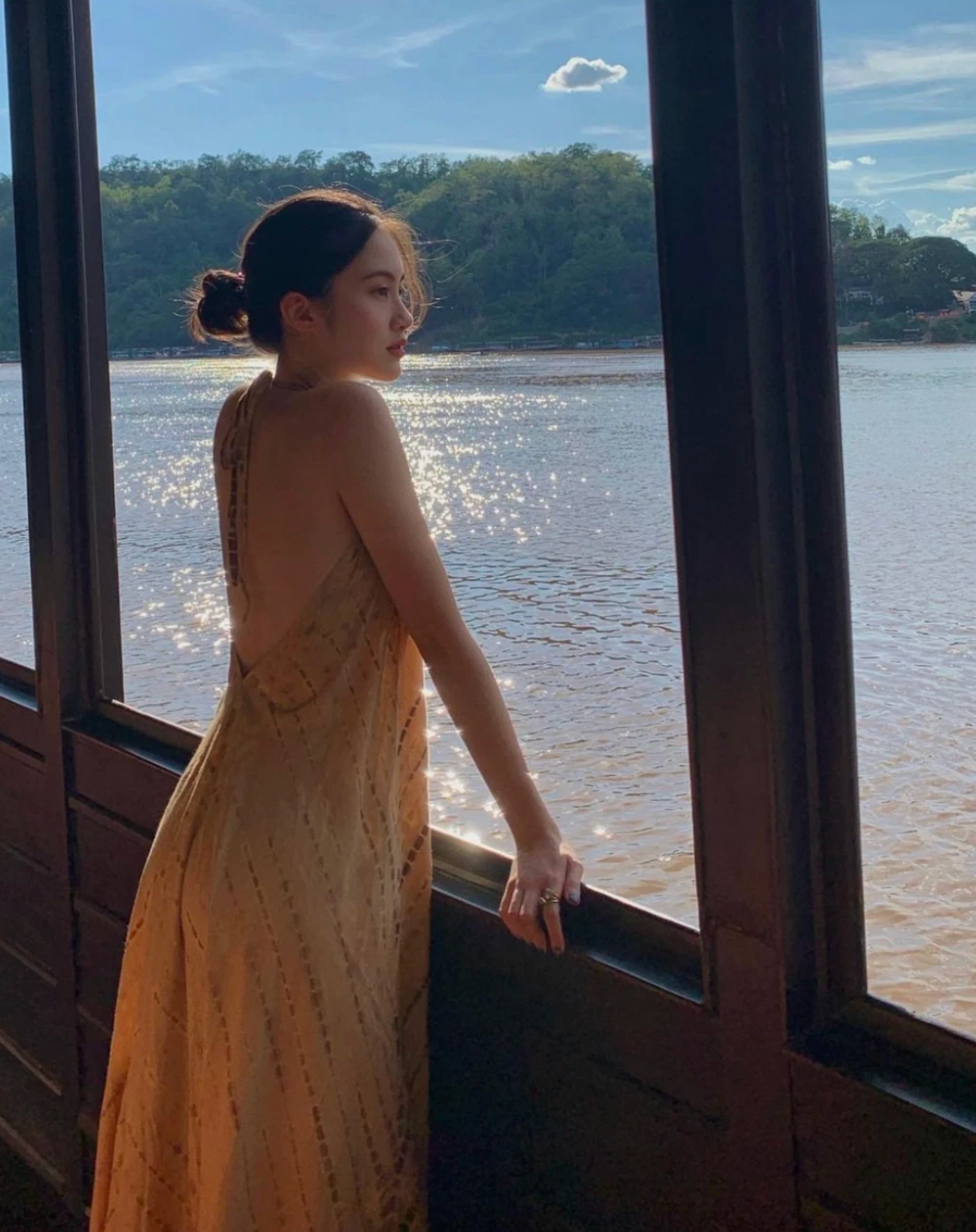 Instagram của "bà hoàng" giờ đây ngập tràn đồ hiệu, xe sang và những lần check-in xa xỉ ở khắp mọi nơi.