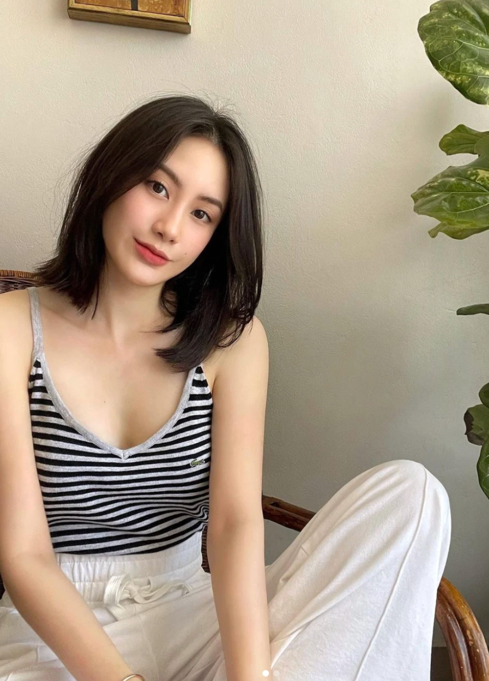 Nhưng có lẽ ấn tượng nhất vẫn là "chiếc nhan sắc" đẹp đến từng centimet của cô nàng.