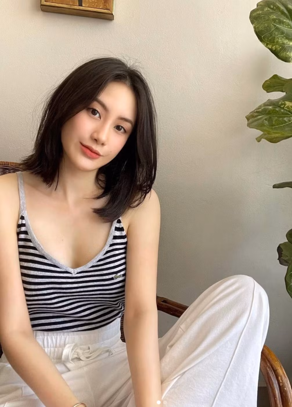 Nhưng có lẽ ấn tượng nhất vẫn là "chiếc nhan sắc" đẹp đến từng centimet của cô nàng.