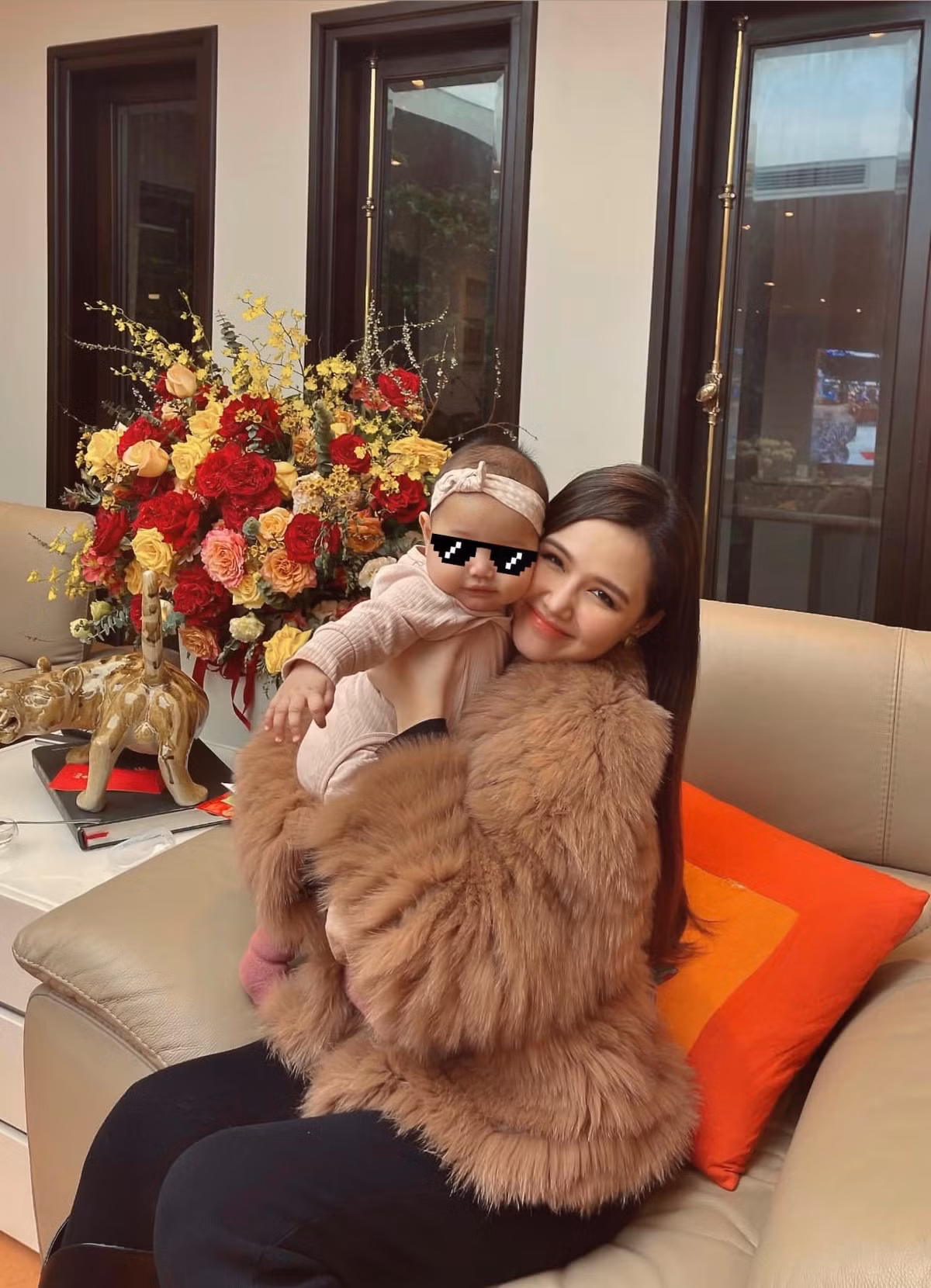 Dù trang điểm nhẹ nhàng, chỉ với áo đen dài tay cùng quần jeans, nét đẹp lai Tây của phu nhân hào môn làm ai cũng trầm trồ.