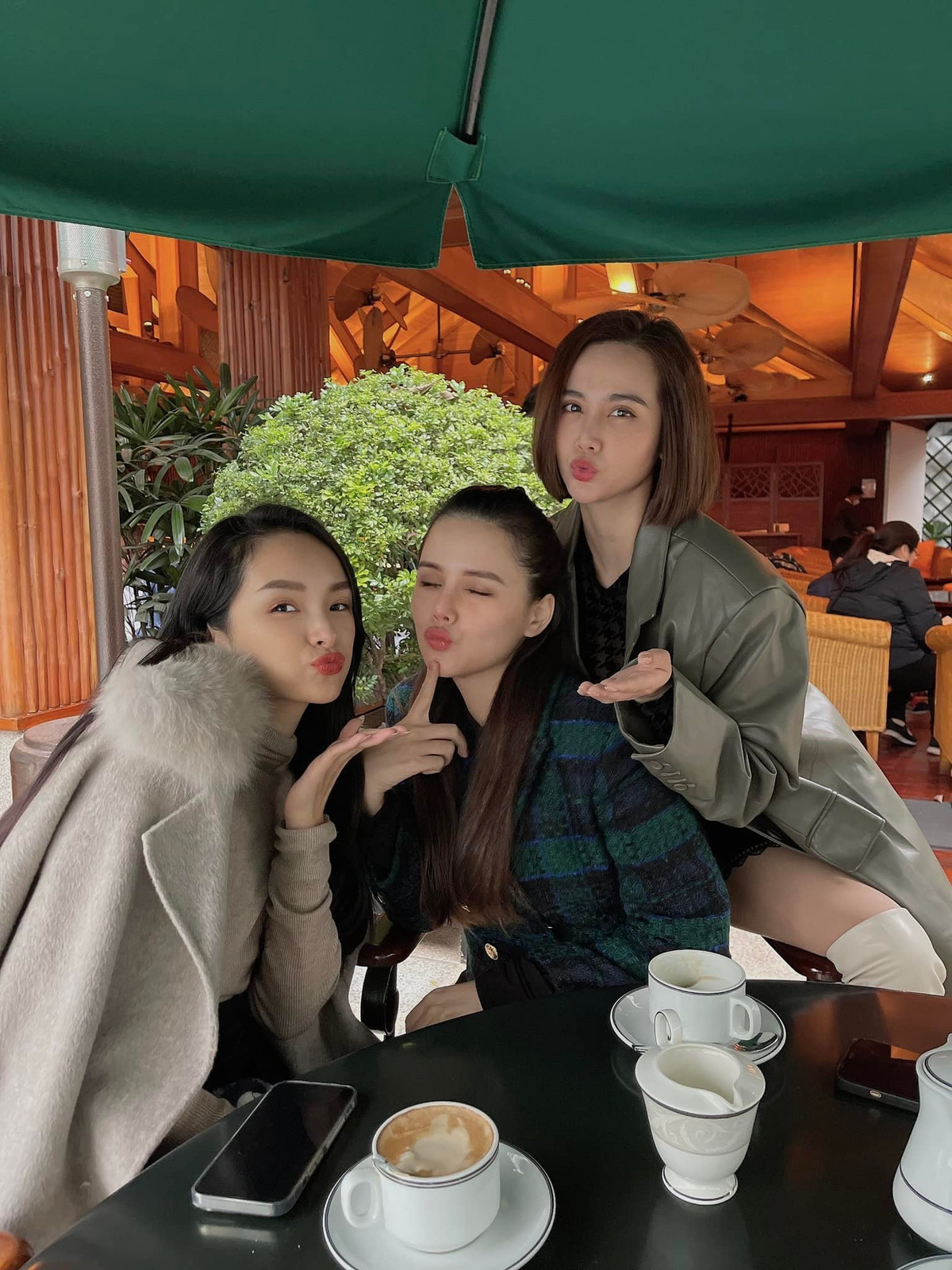 Ở phần bình luận của bài đăng, rất nhiều bạn bè, người hâm mộ phải vào "thả tim", khen ngợi ngoại hình của nữ diễn viên Ghét Thì Yêu Thôi.