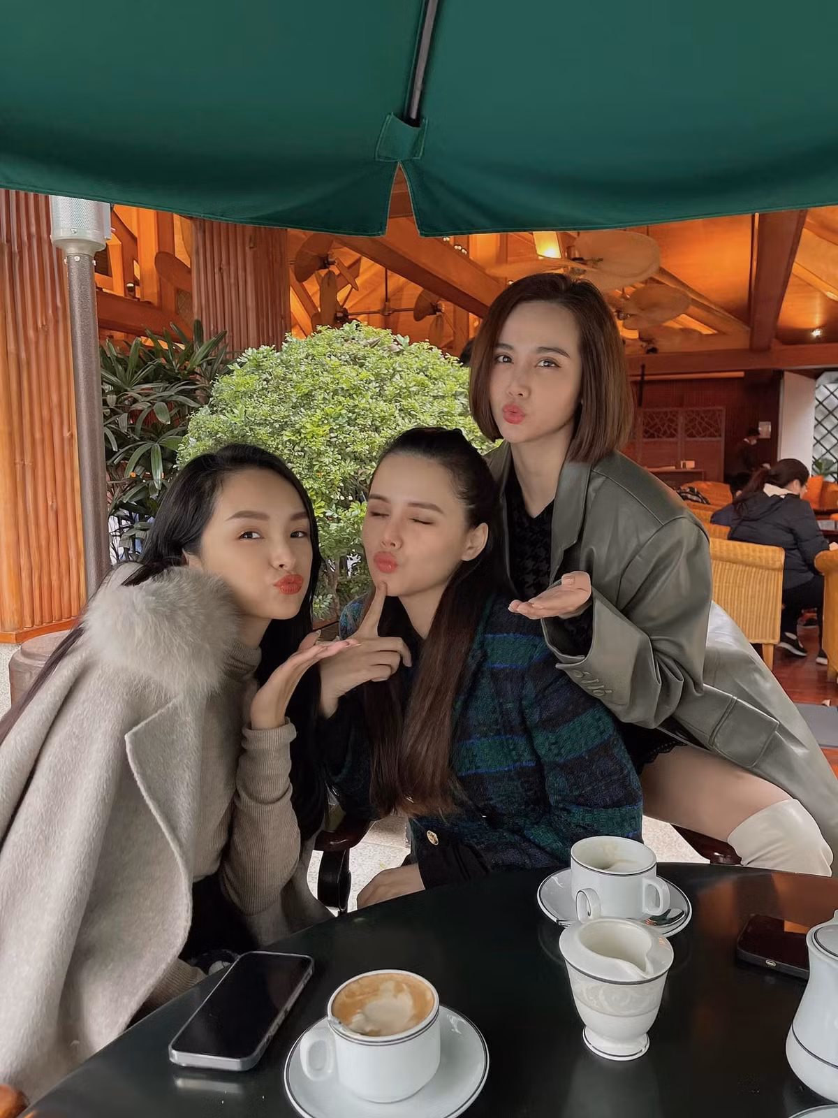 Ở phần bình luận của bài đăng, rất nhiều bạn bè, người hâm mộ phải vào "thả tim", khen ngợi ngoại hình của nữ diễn viên Ghét Thì Yêu Thôi.