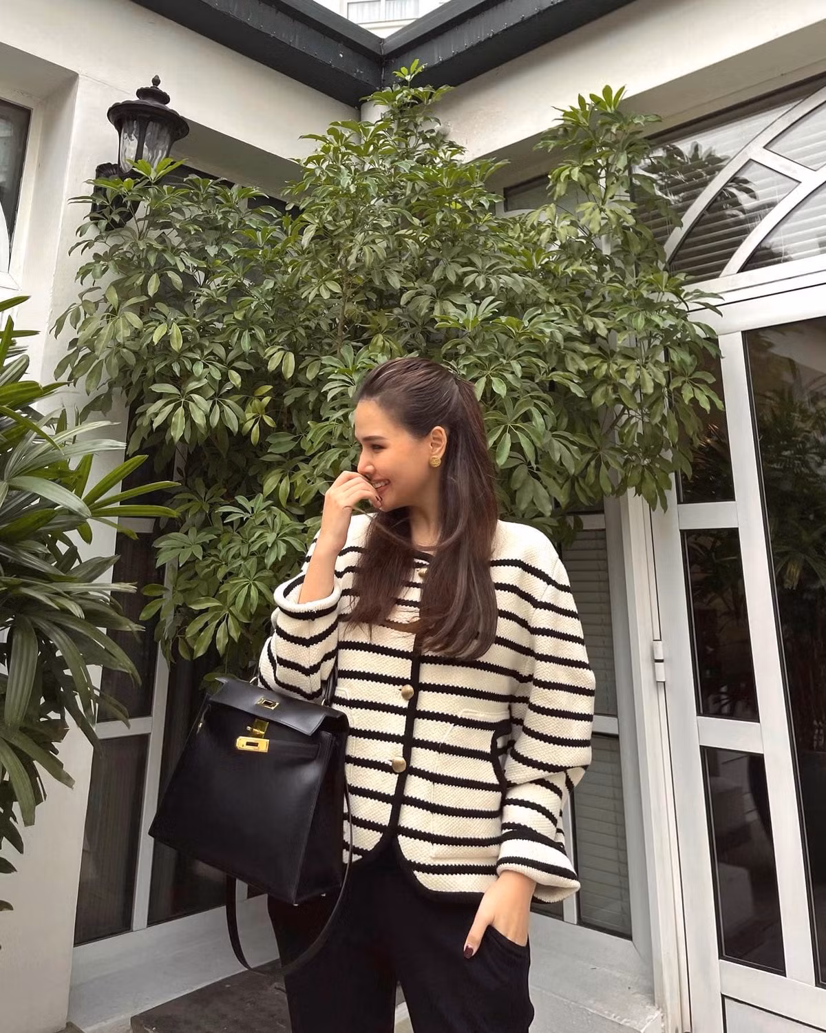 Nhiều diễn viên nữ xinh đẹp của showbiz Việt như Thu Quỳnh, Huyền Lizzie, Hương Giang cũng trầm trồ trước vẻ đẹp "gái một con" của Phanh Lee.