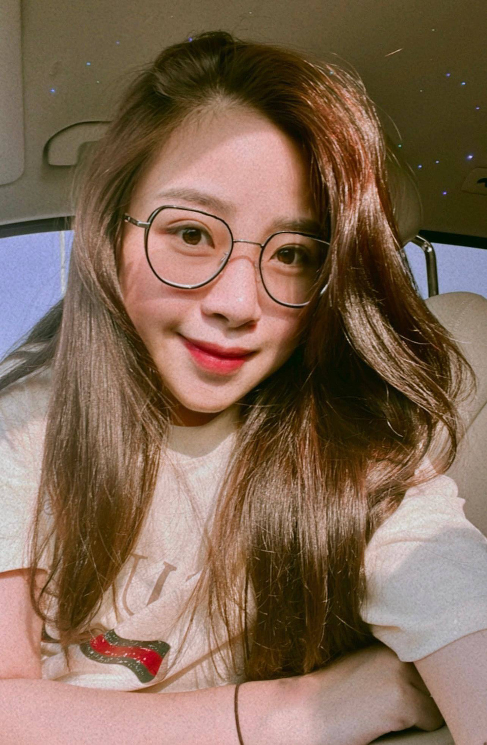 Đính kèm hình ảnh, Võ Nhật Linh còn chia sẻ thêm dòng trạng thái đầy tính "thả thính": "Nhìn em trông đã đủ hiền, để anh đưa ví giữ tiền hay chưa?".