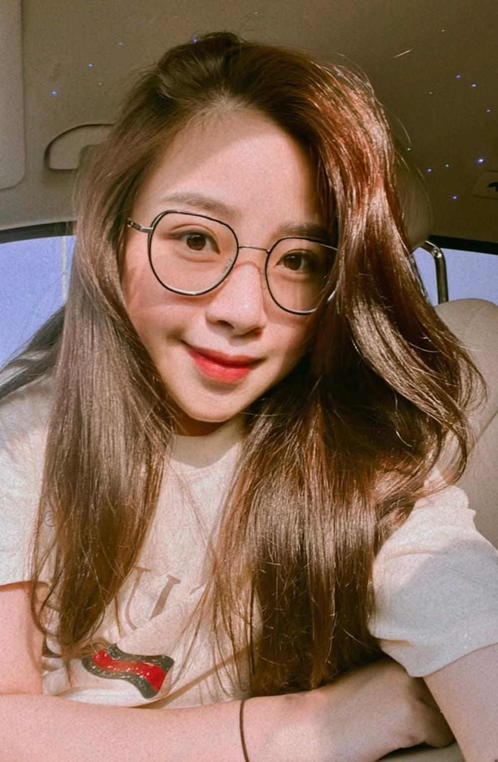 Đính kèm hình ảnh, Võ Nhật Linh còn chia sẻ thêm dòng trạng thái đầy tính "thả thính": "Nhìn em trông đã đủ hiền, để anh đưa ví giữ tiền hay chưa?".