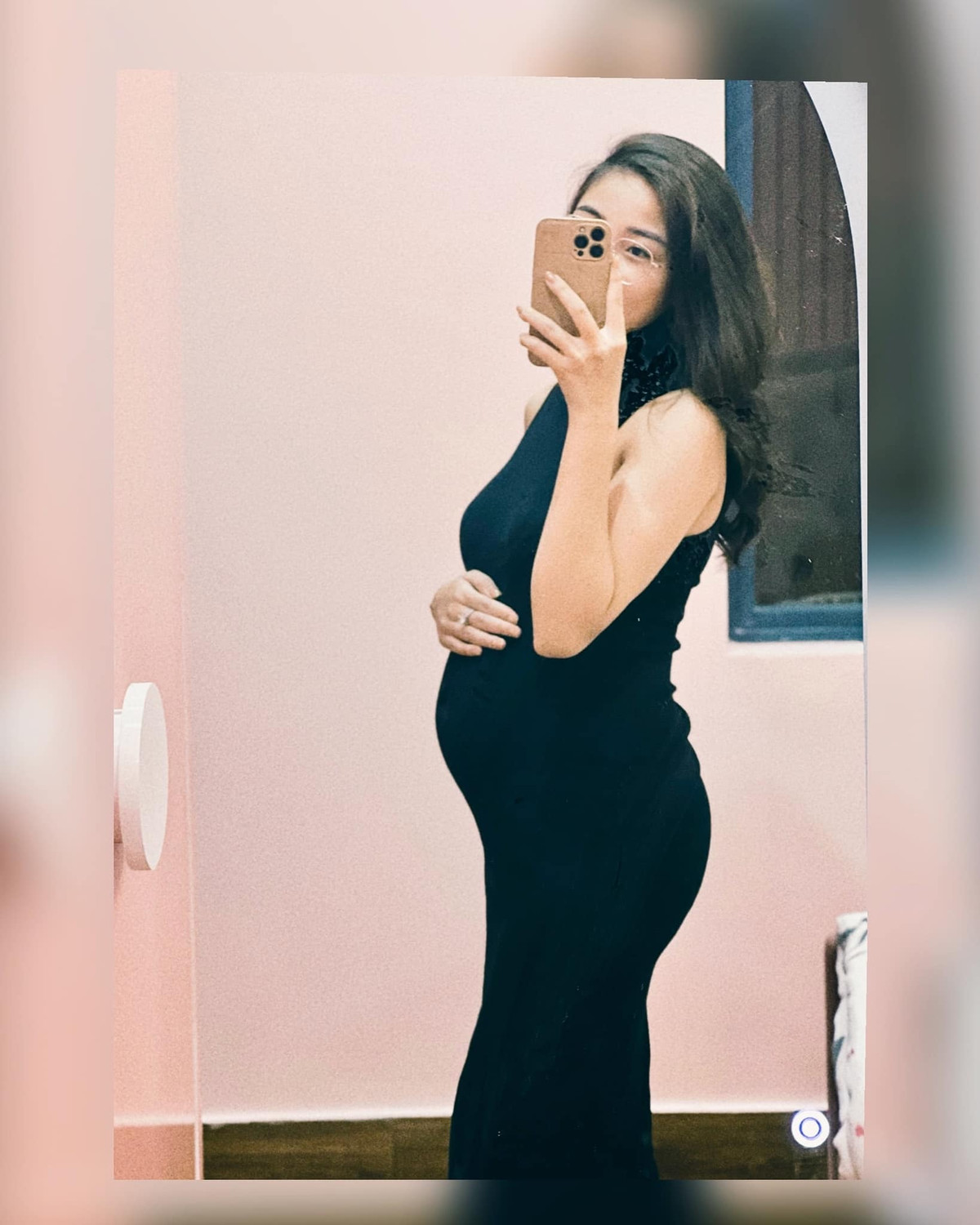 Đáng chú ý, thay vì vẻ mệt mỏi bởi thai nghén như những mẹ bầu khác thì Nhật Linh lại rất rạng rỡ.