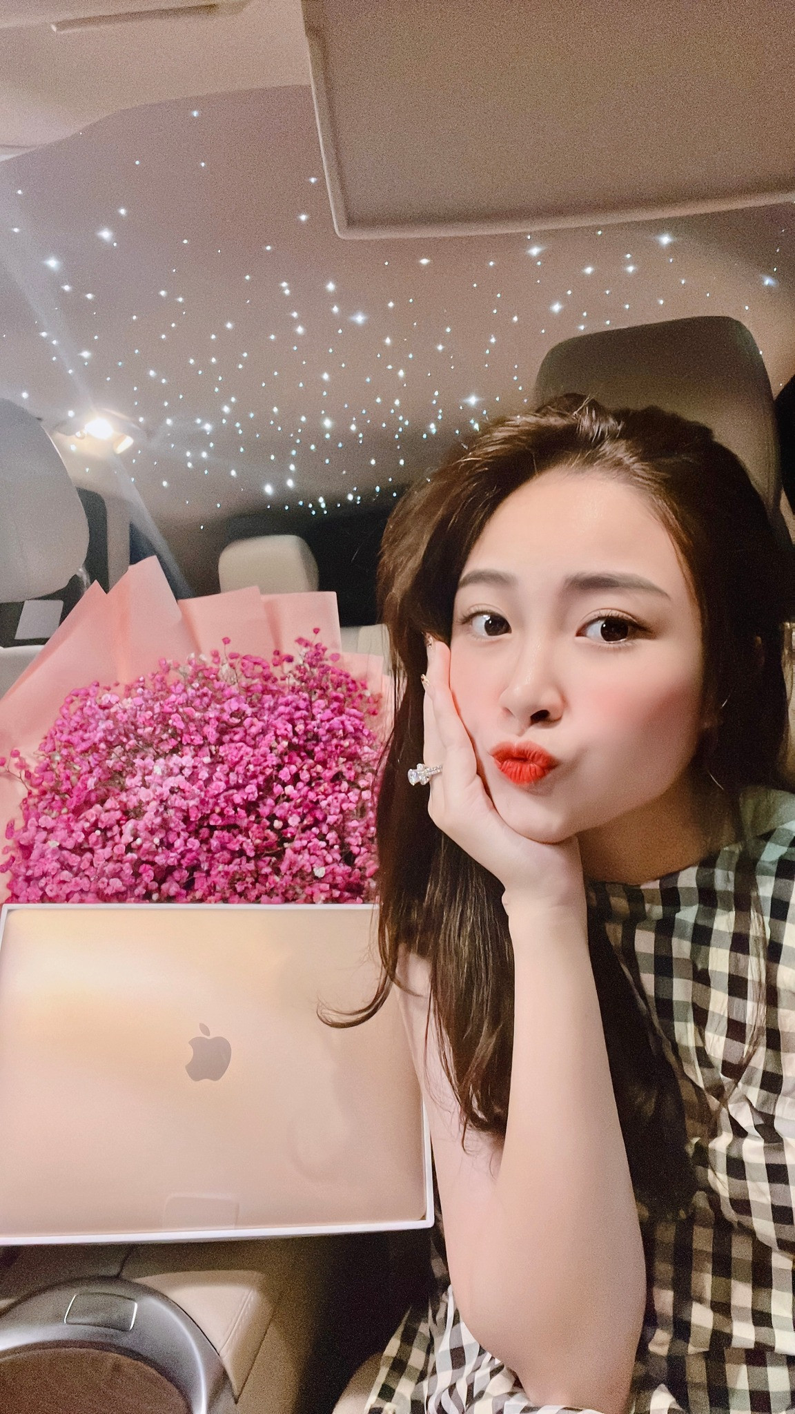 Trong thời gian mang thai bé thứ hai, hot girl mầm non xứ Nghệ chăm chỉ đăng tải hình ảnh khoe vóc dáng hơn trước. Dù khá kín tiếng nhưng thi thoảng Nhật Linh vẫn cập nhật hình ảnh đời thường trên mạng xã hội.