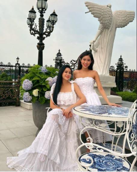 Mới đây, Tiên Nguyễn hào hứng chia sẻ bức ảnh cùng mẹ được chụp tại chính tư gia. Trong hình, "đệ nhất rich kid" và doanh nhân Thủy Tiên diện váy ton-sur-ton màu trắng. Cả hai đều trông rất rạng rỡ, sang chảnh.