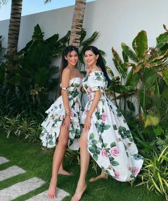 Khi chụp ảnh với con gái, cựu diễn viên chẳng khác nào hai chị em.