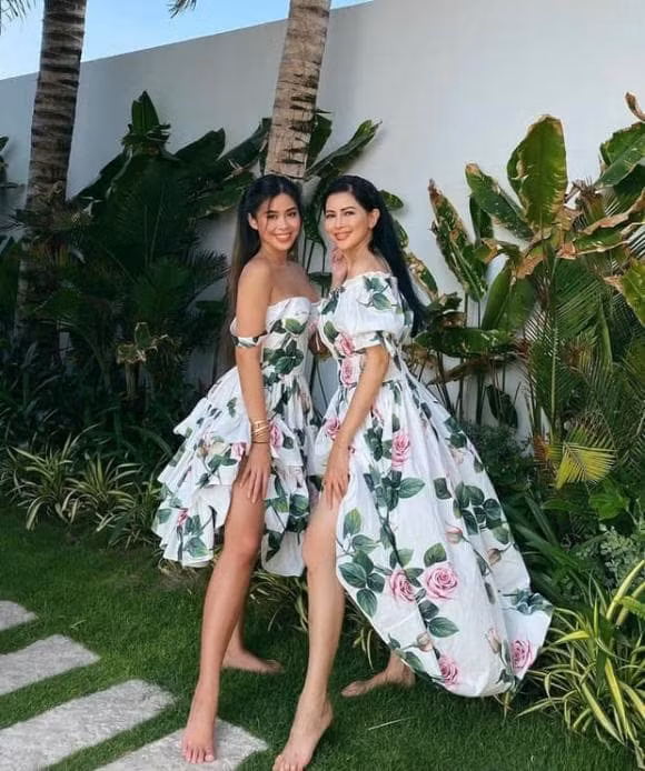 Khi chụp ảnh với con gái, cựu diễn viên chẳng khác nào hai chị em.