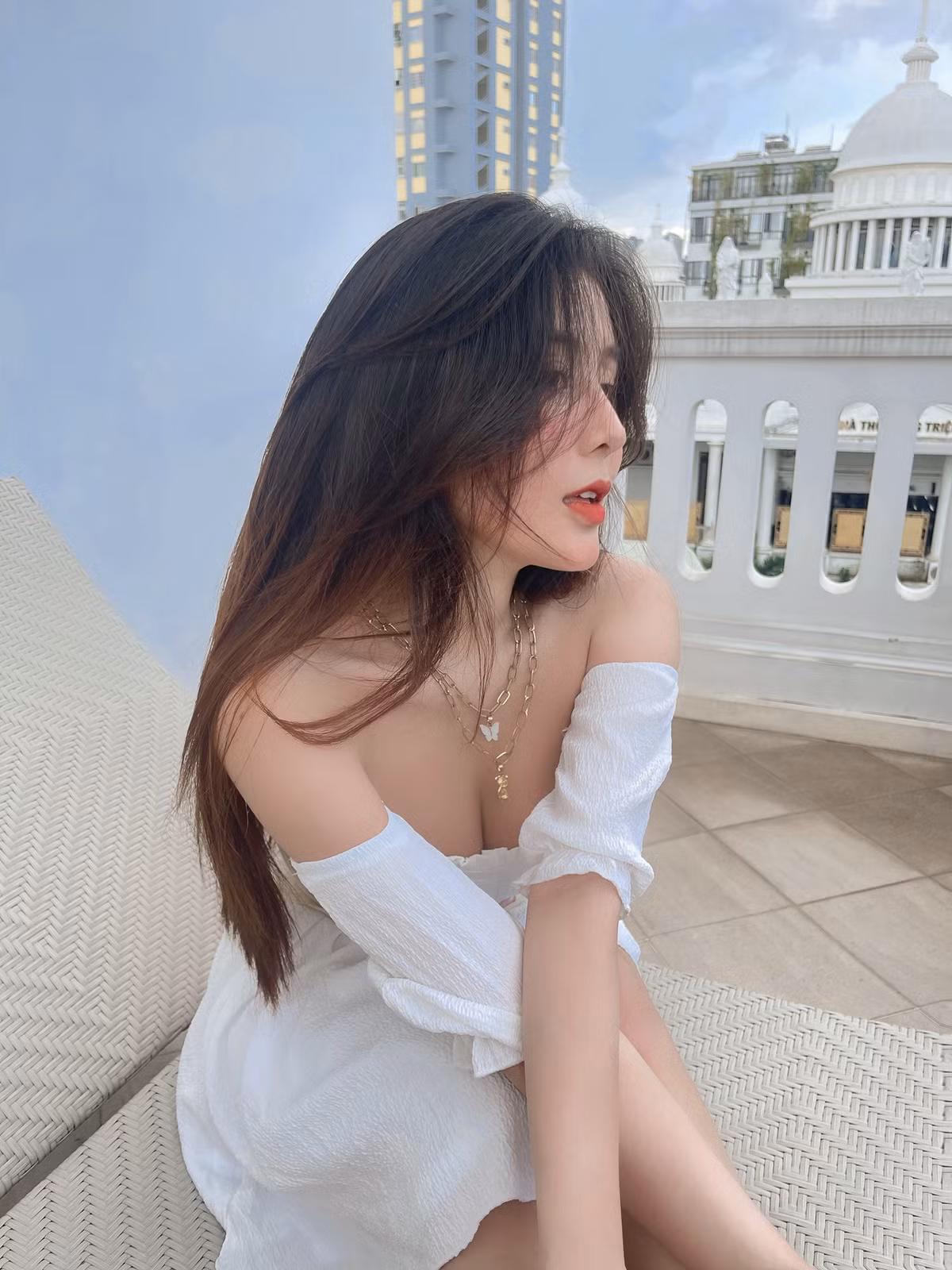 Cô từng tiết lộ số dư tài khoản của mình là 2 tỷ đồng hay kiếm được 300 triệu đồng/tháng và mua được nhà trị giá 7 tỷ đồng. Ảnh: FBNV