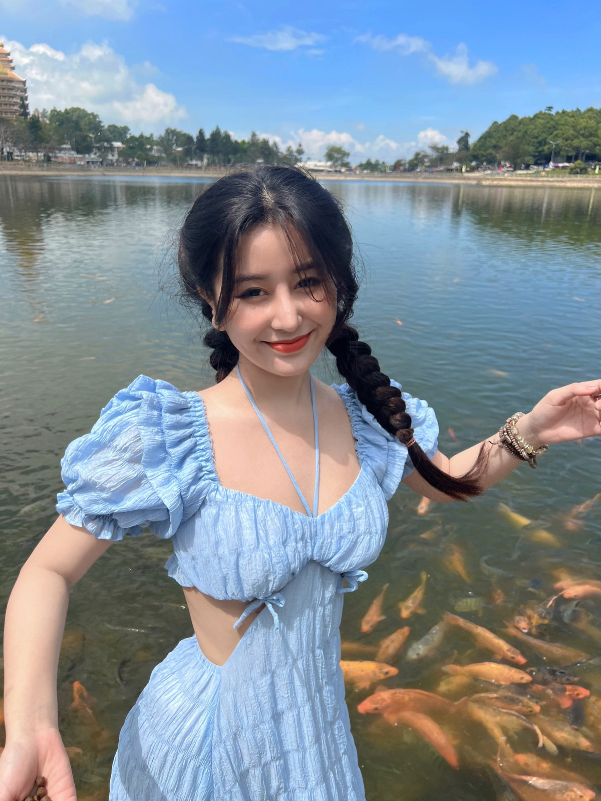 Võ Ngọc Trân cũng từng được báo Trung ca ngợi hết lời nhờ có được thân hình đồng hồ cát.