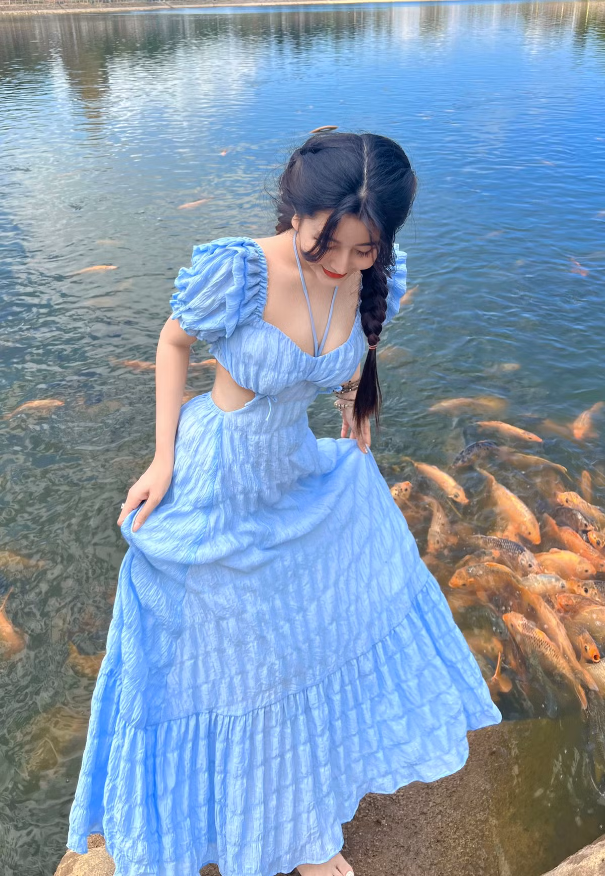 Mới đây, hot girl Võ Ngọc Trân chia sẻ loạt khoảnh khắc diện váy dài bồng bềnh xinh đẹp, nhận về nhiều lời khen ngợi từ cư dân mạng.