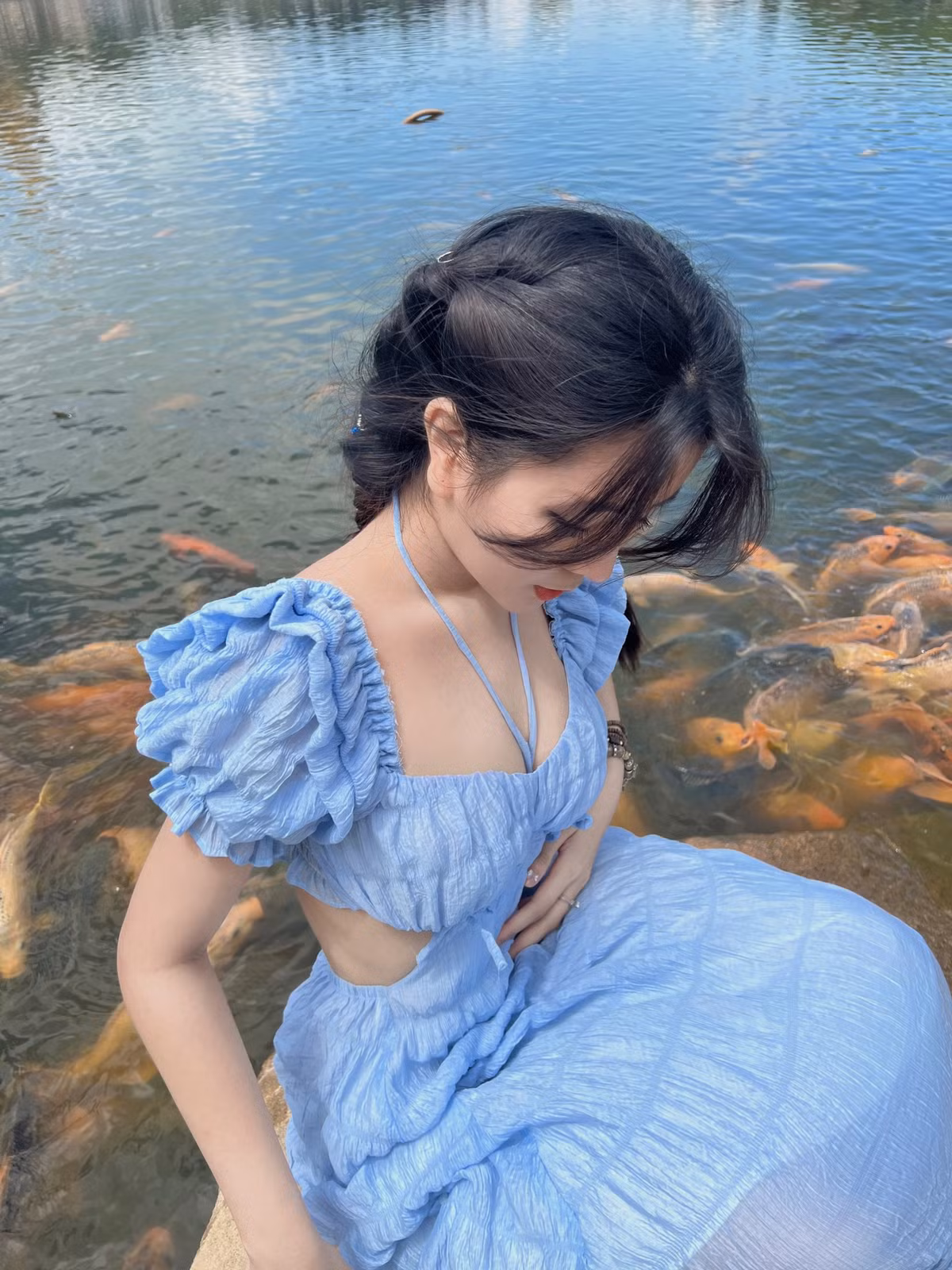 Dù diện trang phục đơn giản, kín đáo nhưng gái xinh 2K vẫn xinh đẹp hết nấc. Làn da trắng trẻo, mịn màng cùng sống mũi thẳng tắp chiếm spotlight.