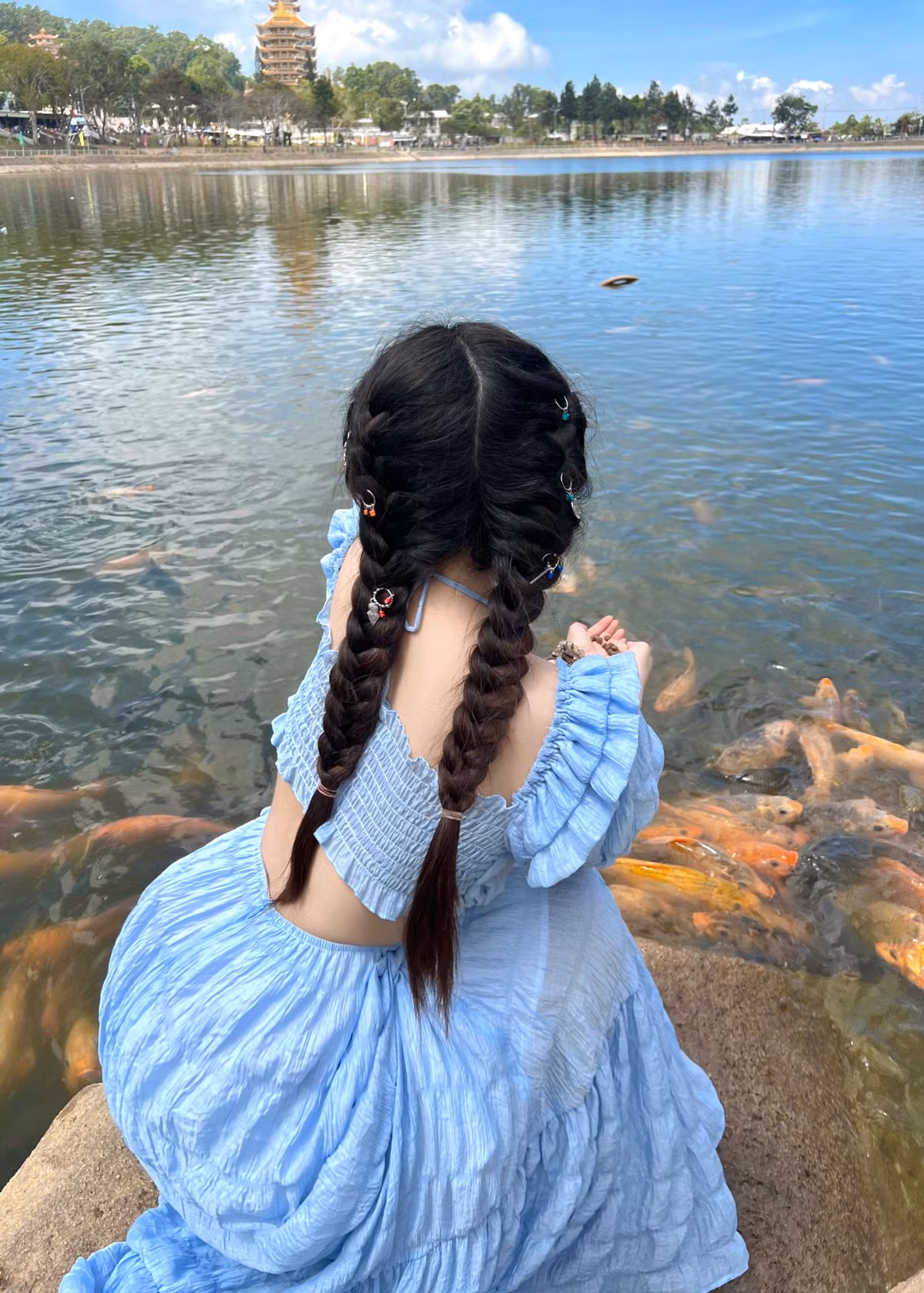 Khác với hình ảnh một Võ Ngọc Trân táo bạo, gợi cảm, thích diện những trang phục o ép, khoe vòng 1 trên MXH, Trân bỗng trở lại thành cô sinh viên đúng tuổi trong đời thường.