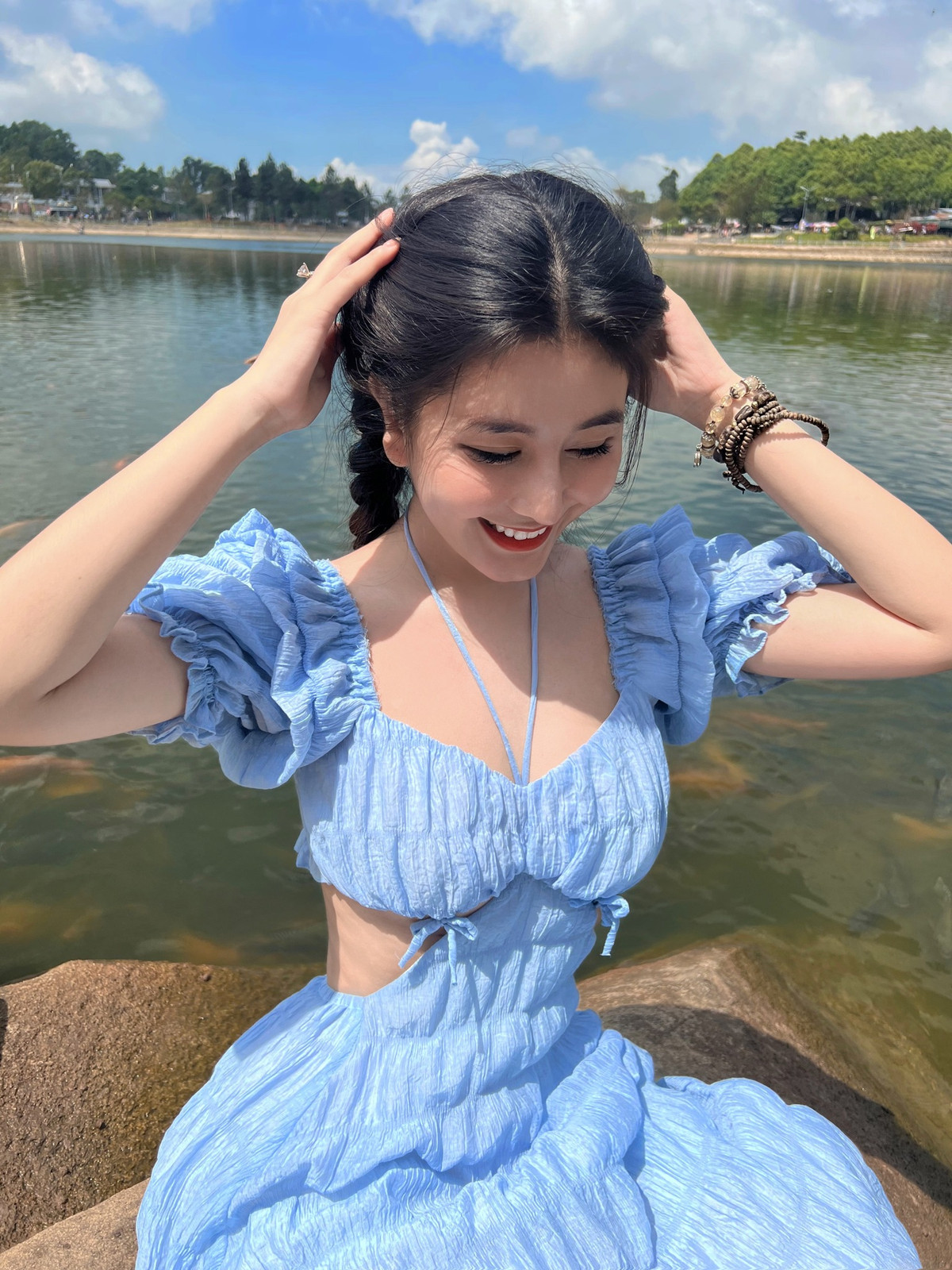 Khác hẳn với hình ảnh táo bạo, hở hang thường thấy, lần này Võ Ngọc Trân nhận về nhiều cảm tình hơn bởi sự kín đáo, tinh tế.