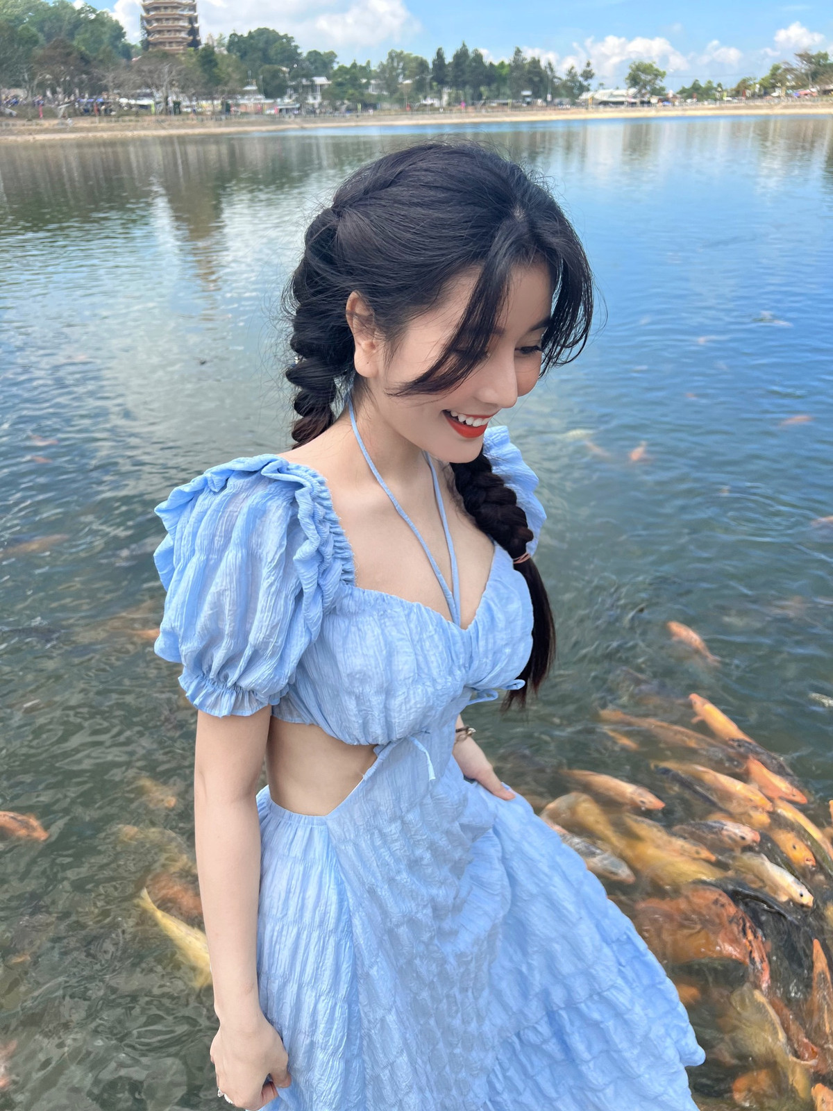 Bộ váy để lộ phần eo tinh tế đã phần nào làm tôn lên còng 2 con kiến siêu thực, vốn có của hot girl Sài thành.