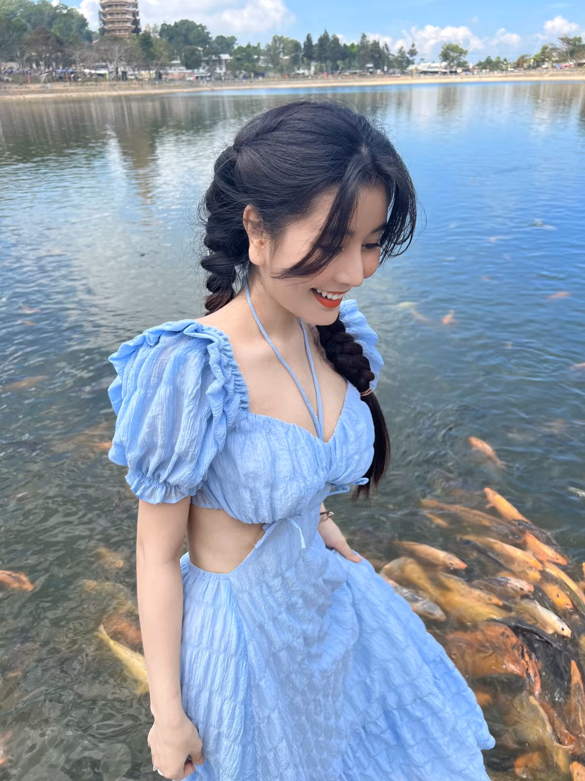 Bộ váy để lộ phần eo tinh tế đã phần nào làm tôn lên còng 2 con kiến siêu thực, vốn có của hot girl Sài thành.