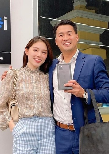 Hành động thân thiết của Phillip Nguyễn và Linh Rin dường như đang ngầm ám chỉ ngày cặp đôi về chung một nhà không còn xa.