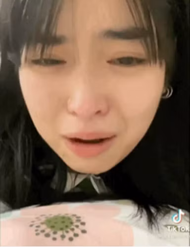 Nhiều fan tỏ ra lo lắng cho Khánh Vân nhưng bên cạnh đó cũng không ít bình luận trái chiều về hành động của cô nàng, họ cho rằng cô đang mắc "bệnh công chúa".