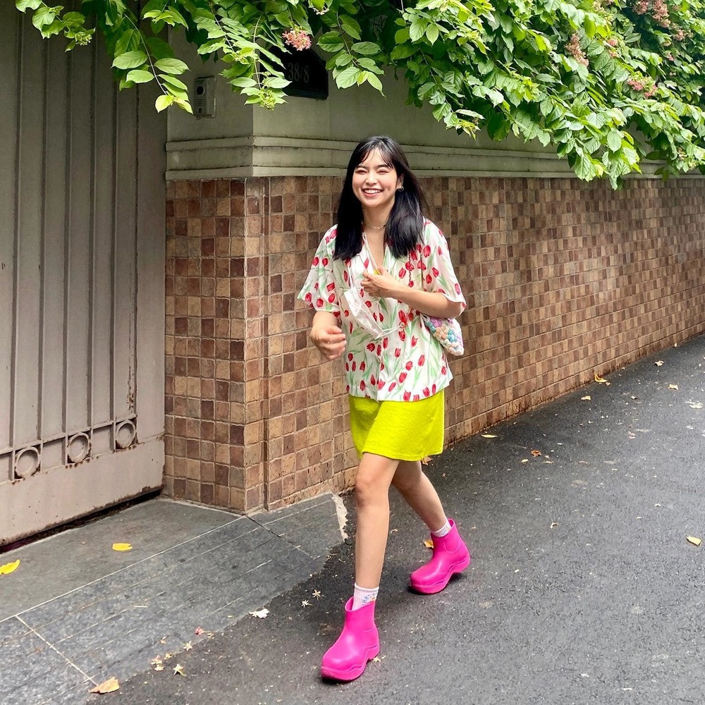 Cô khiến khán giả phải đặt cho mệnh danh "hot girl thị phi" vì đối mặt với không ít drama "từ nhà ra phố".