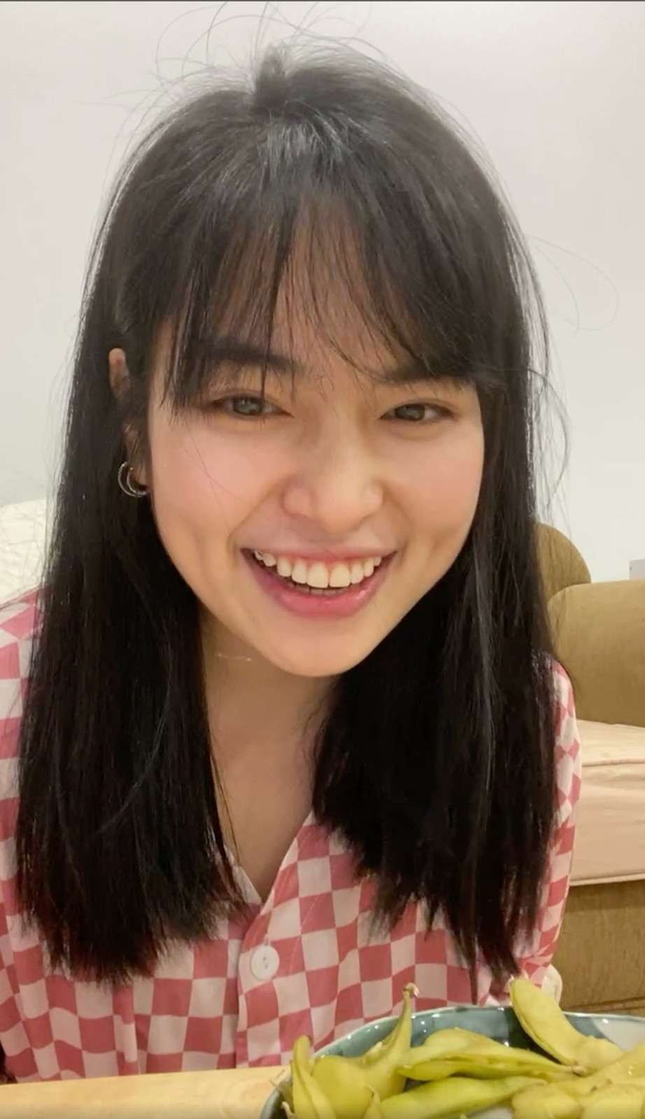 Đỗ Khánh Vân cho biết triệu chứng của cô khá nhẹ tuy nhiên cô vẫn bị hụt hơi khó khăn khi nói chuyện.