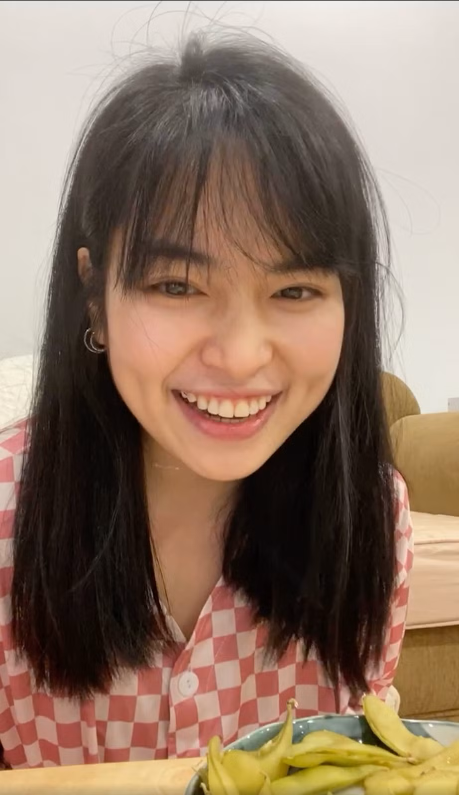 Đỗ Khánh Vân cho biết triệu chứng của cô khá nhẹ tuy nhiên cô vẫn bị hụt hơi khó khăn khi nói chuyện.