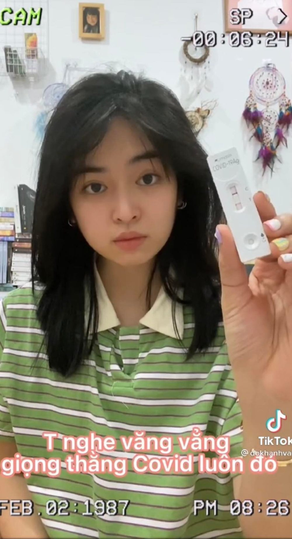 Trước đó, nữ diễn viên không ít lần bị xem là khóc trẻ con, ưa nhõng nhẽo, nhận nhiều phản ứng trái chiều từ dư luận.