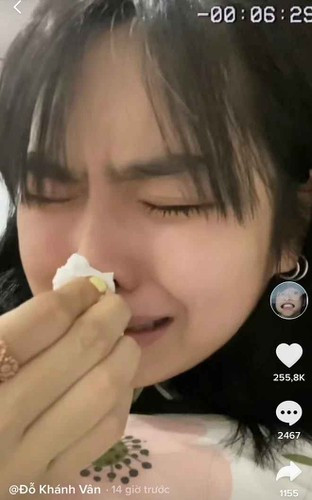 Trước những tranh cãi không ngừng nghỉ của cư dân mạng, Khánh Vân đã mở buổi livestream dài 10 phút giải thích tường tận về việc khóc nước nở khi nhận kết quả dương tính với COVID-19.