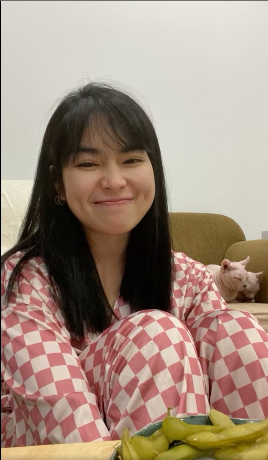 Bên cạnh đó, nàng hot girl cũng chia sẻ thêm về tình trạng sức khỏe hiện tại của bản thân. Cô cho biết bản thân vẫn khỏe, vẫn rất vui vẻ. "Mọi người không nên lo lắng, tranh cãi, không phải làm quá mọi chuyện lên đâu. Vì Vân rất bình thường. Vì F0 ai cũng bị rồi hoặc trước sau gì cũng bị".