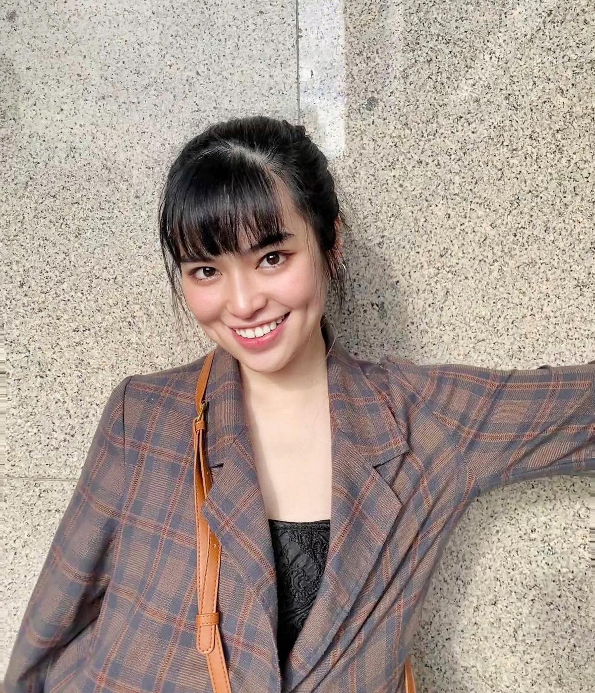 Hiện tại Khánh Vân đã giữ được tinh thần lạc quan, không ngại ngần đối diện với những "lời ra tiếng vào" của cộng đồng mạng. Ảnh: Tổng hợp