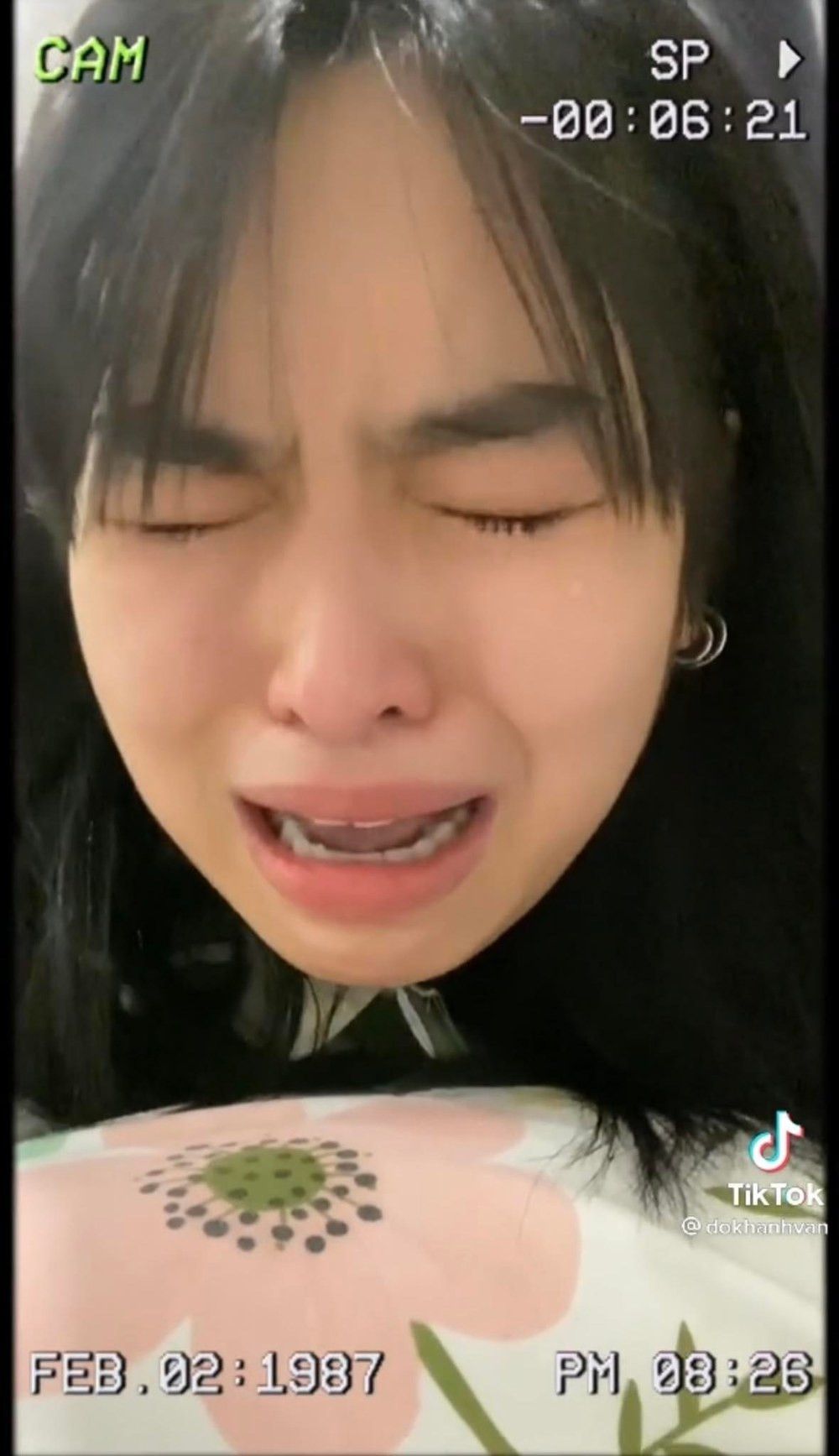 Mới đây nhất, hot girl Mắt biếc đã đăng tải 1 clip khóc nức nở khi hay tin mình bị mắc COVID-19, tuy nhiên hành động khóc lóc của cô nàng lại làm netizen tranh cãi.