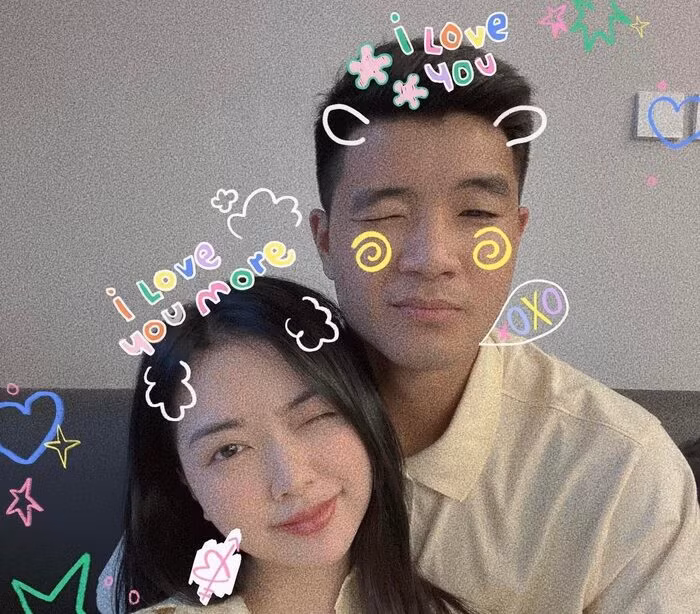 Hai người thường gọi nhau bằng các biệt danh hài hước và đăng ảnh "dìm hàng" nhau trên mạng xã hội kể từ khi yêu đến khi thành vợ thành chồng.