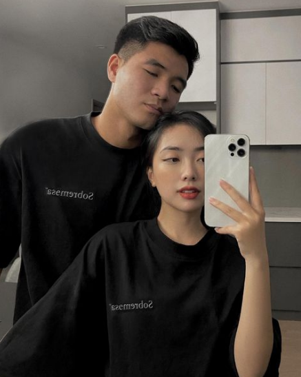 Cô nàng chủ yếu đăng các tấm hình khoe nhan sắc xinh đẹp và gu thời trang trẻ trung và một số hình ảnh chụp chung với nam cầu thủ.