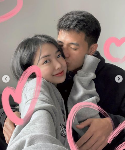 Suốt 4 năm bên nhau, Đức Chinh và Hà Trang chưa một lần lộ tin đồn chia tay. Trái ngược với chồng, Trang khá khép kín và hạn chế chia sẻ những khoảnh khắc hằng ngày lên mạng xã hội.